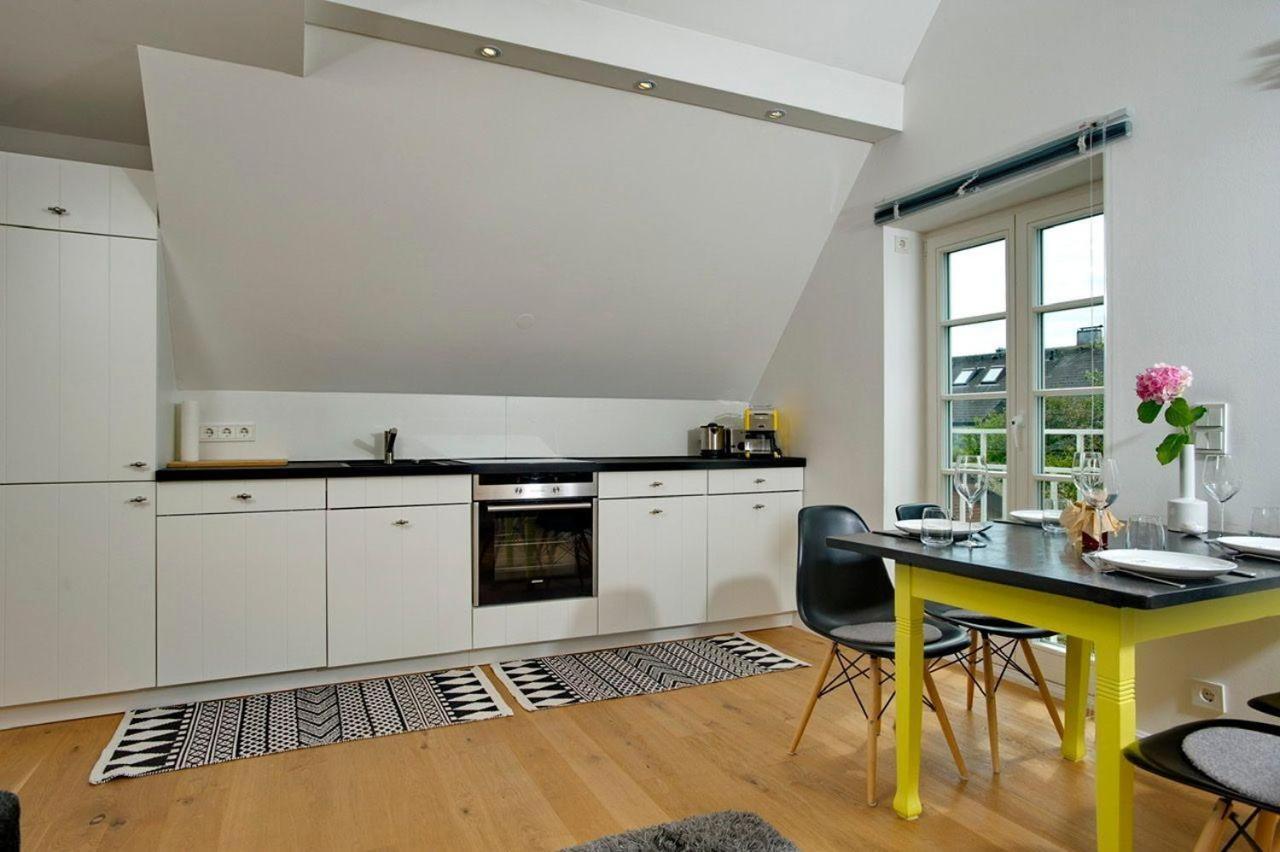 Apartment Yellow-upmarine